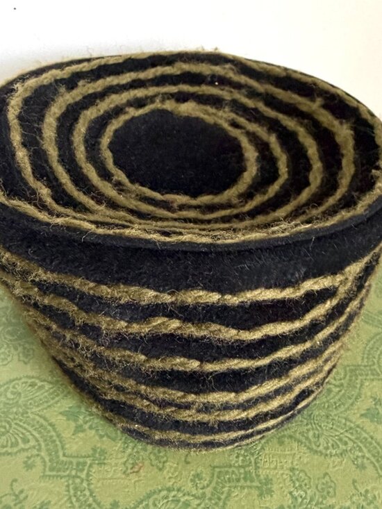 Vintage 40s Midcentury Velour Original Pillbox Toque Flat Crown Striped Hat main image 8